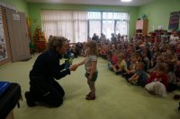 Policjantka rozmawia z dziećmi na temat bezpieczeństwa w przedszkolu i w domu.