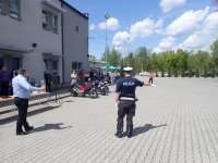 Policjant, który pokazuje, jak wygląda kierowanie ruchem.