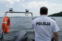 Umundurowany policjant pełniący służbę w patrolu Sezonowej Komórki Specjalistycznej Policji.