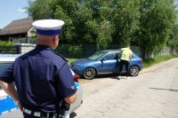 Policjant WRD na miejscu oględzin pojazdu.