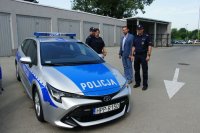 samorządowcy z gaszowic i jejkowic pozują do zdjęcia wraz z policjantami kp gaszowice stojąc przy radiowozie