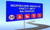 znak drogowy z napisem bezpieczne wakacje fakty i mity na drodze