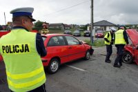 Policjanci WRD KMP Rybnik podczas czynności na miejscu wypadku przy ulicy Zebrzydowickiej.