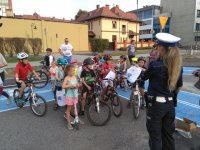 Policjantka z WRD KMP w Rybniku uczy dzieci prawidłowych zachowań na drodze.