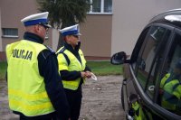 Policjanci WRD Rybnik podczas kontroli kierującego pojazdem.