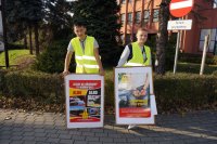 Wychowankowie Placówki Wsparcia Dziennego w Czerwionce-Leszczynach stoją z plakatami.