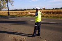 Policjant WRD zatrzymuje kierującego samochodem.