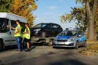 Wychowankowie Placówki Wsparcia Dziennego w Czerwionce-Leszczynach wręczają ulotki i breloczki kierującym.