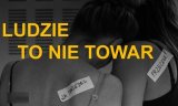 dwie kobiety i napis &quot;ludzie to nie towar&quot;