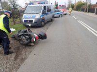 Przewrócony motorower - miejsce wypadku drogowego - Piece, ul. Rydułtowska