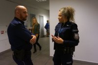 Policjant z KWP Katowice rozmawia z rybnicką mundurową.