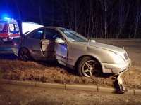 Miejsce wypadku drogowego, Rybnik ul. Prosta. Uszkodzony pojazd - mercedes.