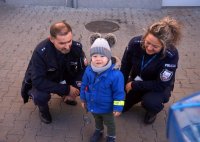 Leoś w towarzystwie policjantów.