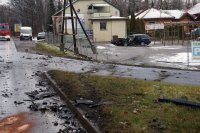 Rybnik, ul. Raciborska. Zderzenie czołowe pojazdów. Policjanci wykonują oględziny miejsca wypadku.