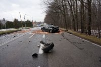 Rybnik, ul. Raciborska. Zderzenie czołowe pojazdów. Policjanci wykonują oględziny miejsca wypadku.