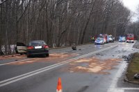 Rybnik, ul. Raciborska. Zderzenie czołowe pojazdów. Policjanci wykonują oględziny miejsca wypadku.