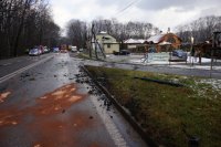 Rybnik, ul. Raciborska. Zderzenie czołowe pojazdów. Policjanci wykonują oględziny miejsca wypadku.