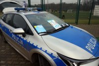 Policjant odwiedził dzieci i młodzież na lodowisku w Rybniku.