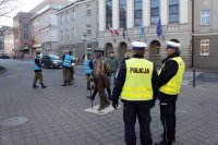 Bezpieczeństwo pieszych, policjanci rozdają odblaski.