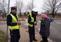 Policjanci z WRD KMP w Rybniku rozdają odblask seniorce.