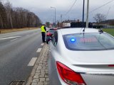 Policjanci z rybnickiej grupy Speed kontrolują kierowcę osobówki.