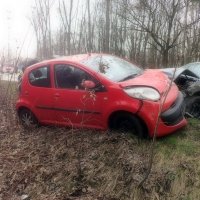 Citroen na poboczu. Wypadek drogowy.