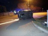 Wywrócony samochód marki Opel Corsa.