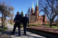 Policjanci podczas patrolowania parków w centrum miasta.