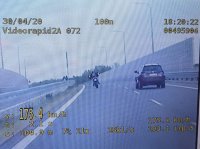 zdjęcie z wideorejestratora, motyckl pędzi ponad 175 km/h