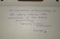 napis na kartonie: &quot;Od mieszkańców ul. ... dla jedynej instytucji, która interesowała się nami podczas kwarantanny. Dziękujemy za pomoc i zainteresowanie. Smacznego.&quot;