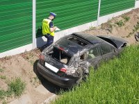 Audi A3 w rowie, policjant prowadzi czynności.