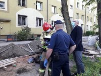 Służby, policja i straż pożarna podczas akcji gaśniczej.