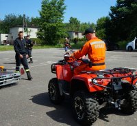 Strażak na quadzie tuż przed rozpoczęciem akcji poszukiwawczej zaginionego 39-latka.