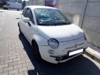 Fiat 500 i uszkodzona przednia szyba pojazdu.