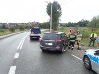 Miejsce wypadku drogowego. Rybnik - Niedobczyce. Zderzenie czołowe dwóch osobówek.