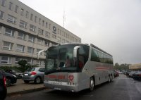 Autobus krwiodawstwa przed rybnicką komendą.