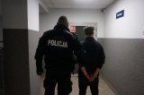 Zatrzymany mężczyzna i umundurowany policjant.