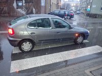 Renault megane - kierujący osobówką potrącił 67-letnią kobietę i 73-letniego mężczyznę.