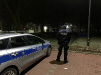 Policjant podczas służby reaguje na zgłoszenia dotyczące małoletnich zagrożonych demoralizacją.