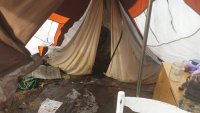 Namiot, w którym przebywał bezdomny.