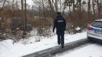 Policjant sprawdza miejsce przebywania osób bezdomnych.