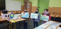 Dzieci prezentują swoje prace plastyczne.