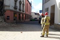 Strażacy zabezpieczają miejsce zawalenia się ściany frontowej w Rybniku.