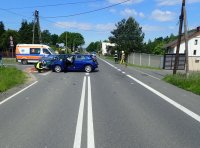 Policjanci prowadzą oględziny na miejscy wypadku drogowego.