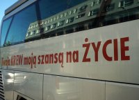 Autobus Regionalnego Krwiodawstwa w Raciborzu. Napis, Twoja Krew szansą na życie.