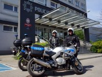 Policjanci zaczynają służbę na motocyklach.