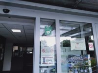 Oznaczenie AED na drzwiach KMP w Rybniku