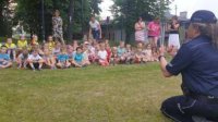 Policjantka KMP w Rybniku rozmawia z dziećmi
