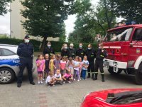 Policjant i Straż Pożarna z dziećmi