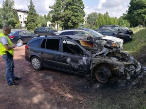 Policjant prowadzi oględziny pojazdu.